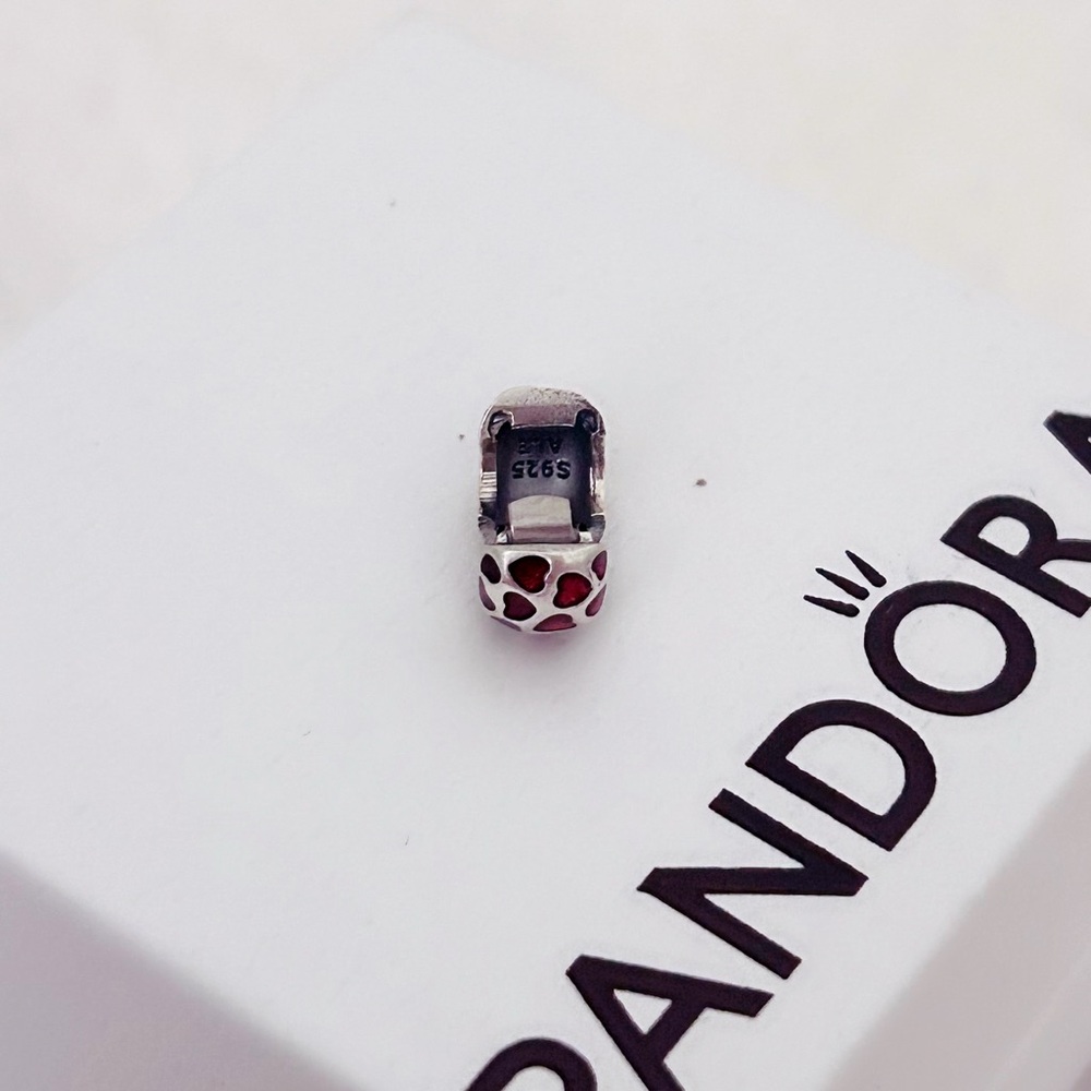 PANDORA Hearts Round Clip Charm w/box - Picture 6 of 7
